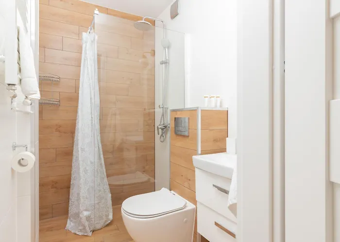 Bright Nevada With Balcony In By Renters *